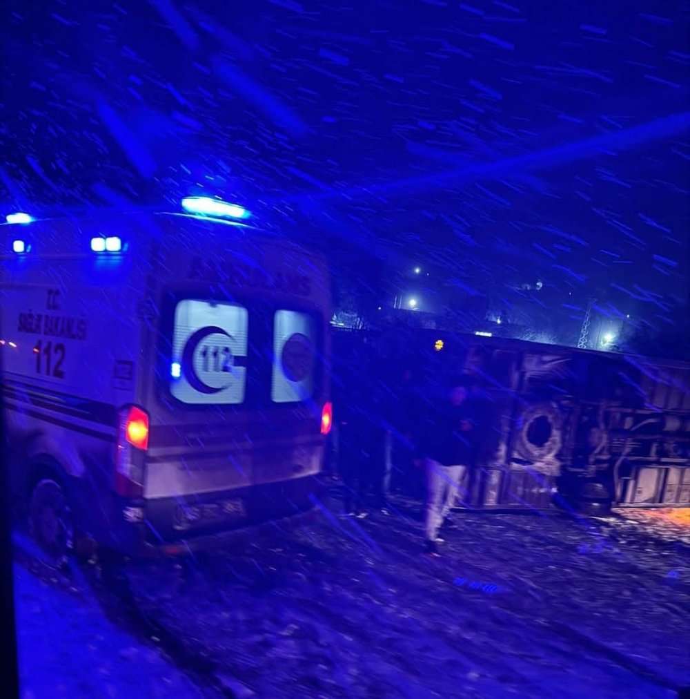 İşçi Servisi Kaza Yaptı: 3 Yaralı