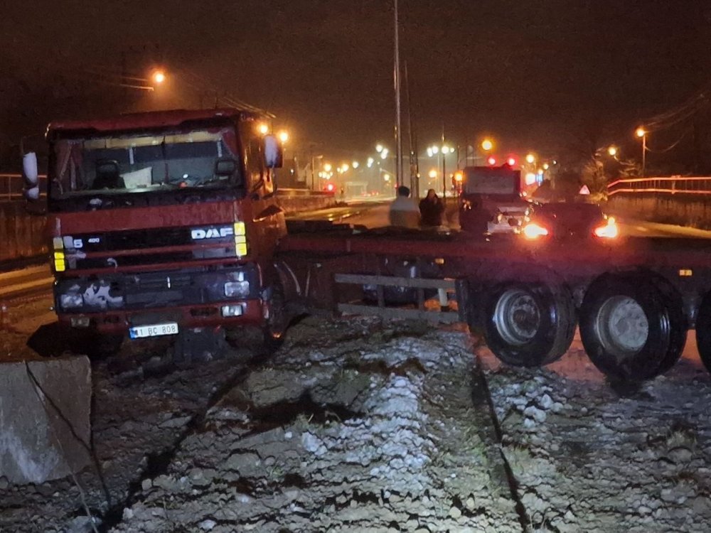 Kayganlaşan Yolda Makaslayan Tırın Sürücüsü Yaralandı