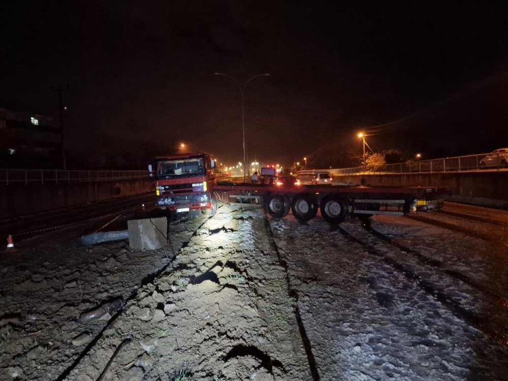 Kayganlaşan Yolda Makaslayan Tırın Sürücüsü Yaralandı