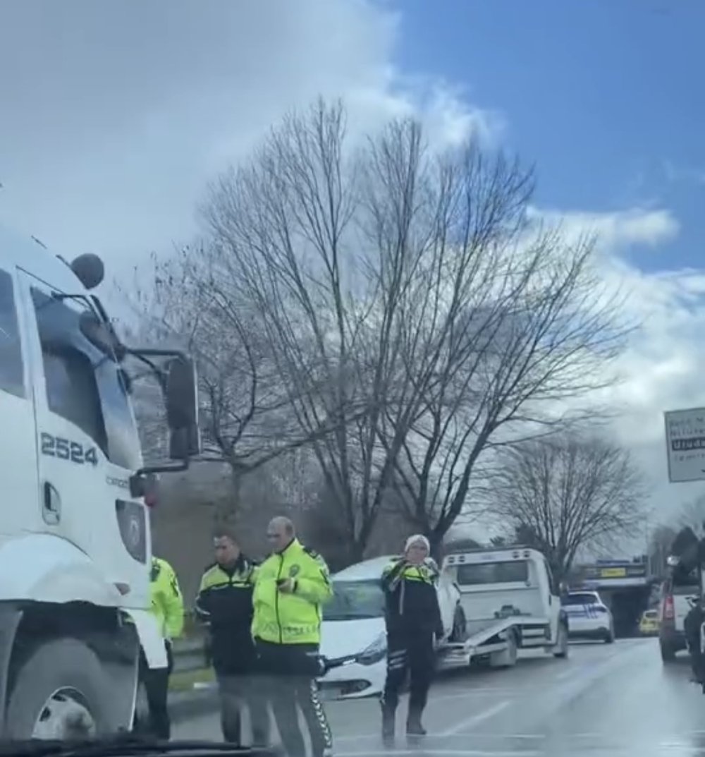 Tırın Çarptığı Otomobil Savruldu