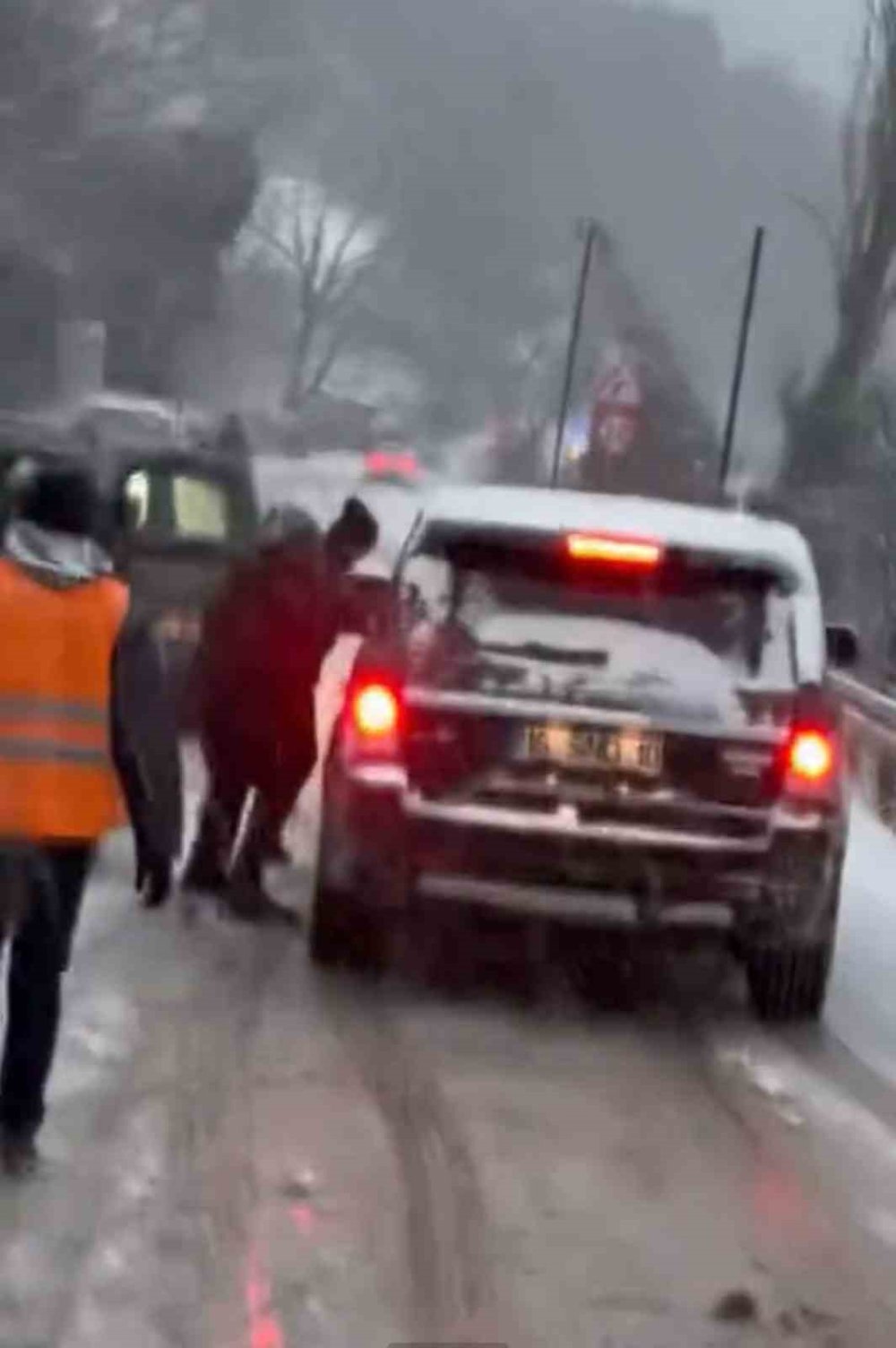 Buzlu yolda kayan cipi durdurmak için peşinden koştular