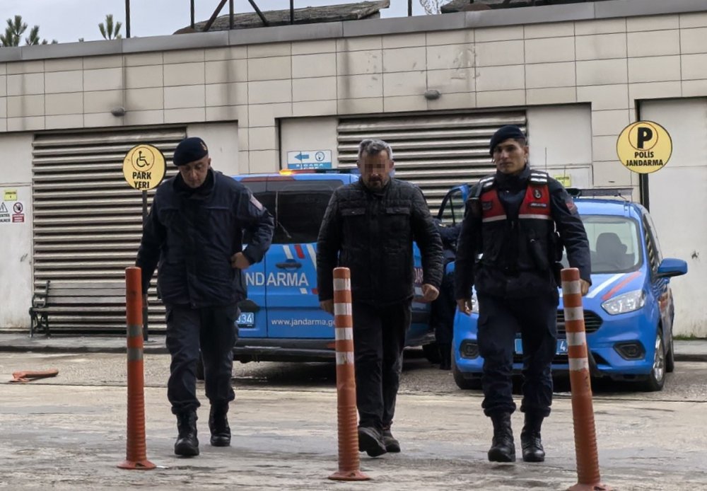 Oğluna Vurduğu İddia Edilen Müdür Yardımcısını Sokak Ortasında Darbetti