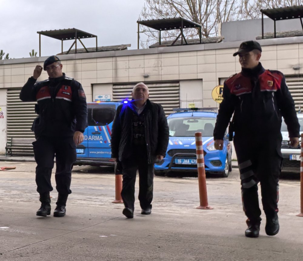 Oğluna Vurduğu İddia Edilen Müdür Yardımcısını Sokak Ortasında Darbetti