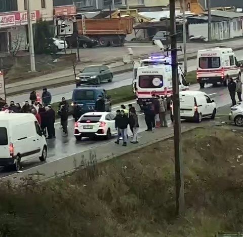 Tır İle Sürücü Kursu Aracı Çarpıştı: 4 Yaralı