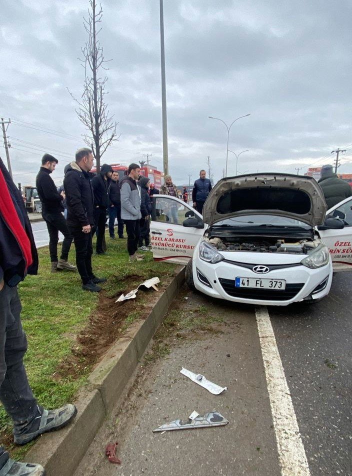 Tır İle Sürücü Kursu Aracı Çarpıştı: 4 Yaralı