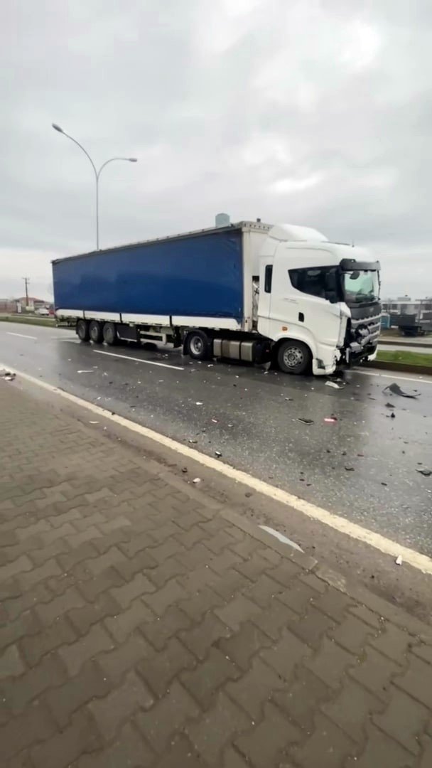 Tır İle Sürücü Kursu Aracı Çarpıştı: 4 Yaralı