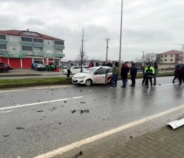 Tır İle Sürücü Kursu Aracı Çarpıştı: 4 Yaralı
