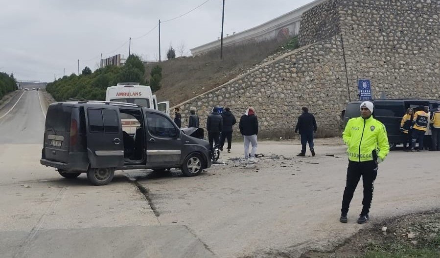 Minibüs İle Hafif Ticari Araç Çarpıştı