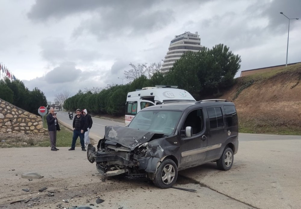 Minibüs İle Hafif Ticari Araç Çarpıştı