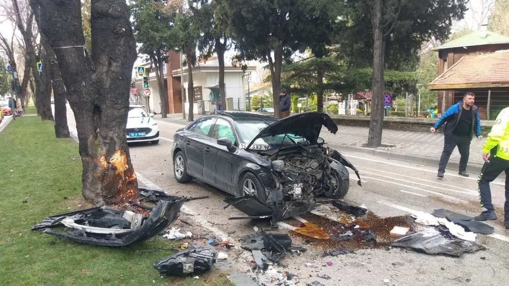 Direksiyon Hakimiyetini Kaybeden Kadın Sürücü Ağaca Çarptı : 1 Yaralı