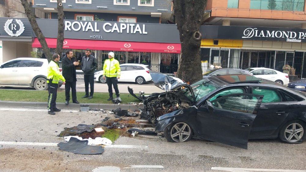 Direksiyon Hakimiyetini Kaybeden Kadın Sürücü Ağaca Çarptı : 1 Yaralı