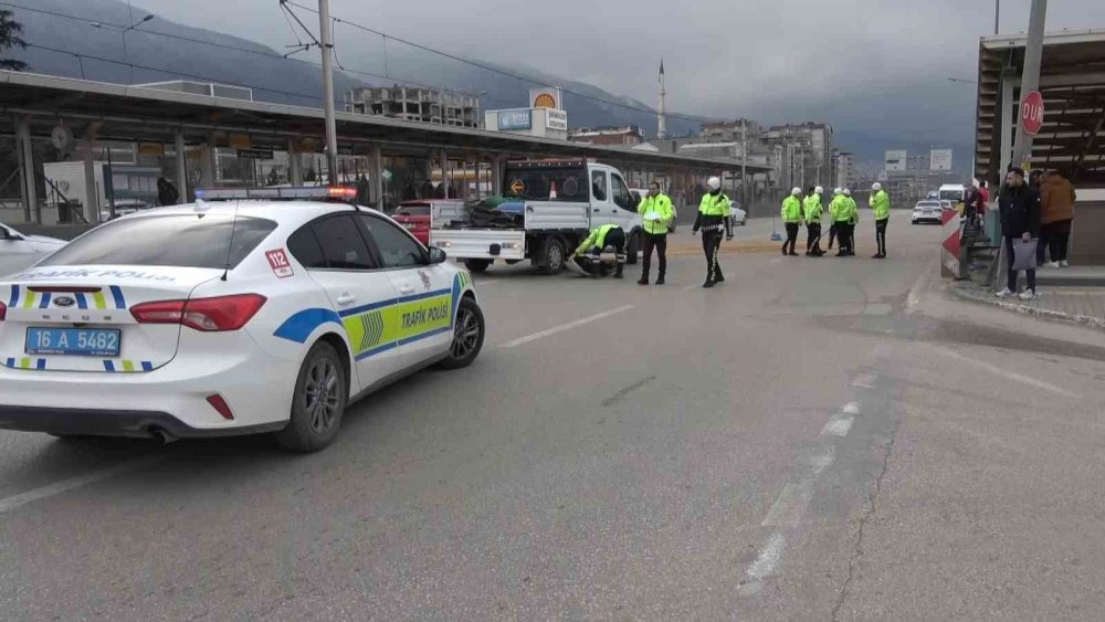 Duvara Çarpan Otomobil Sürücüsü Hayatını Kaybetti