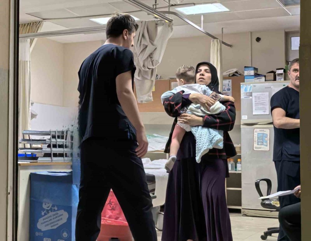 Üzerine Sıcak Çay Devrilen Bebek Hastanelik Oldu