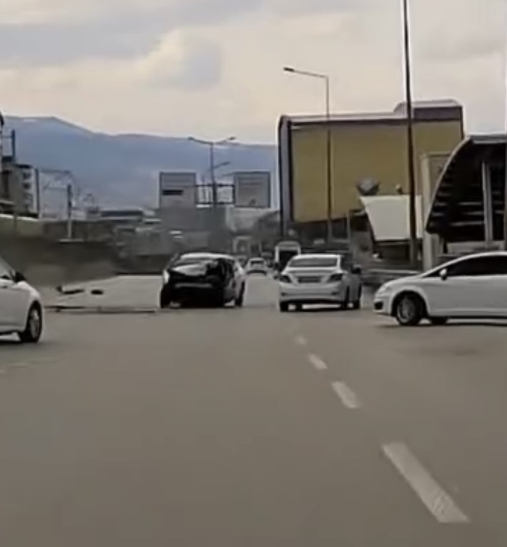 Kontrolden Çıkan Araç Metro İstasyonunun Duvarına Çarptı!