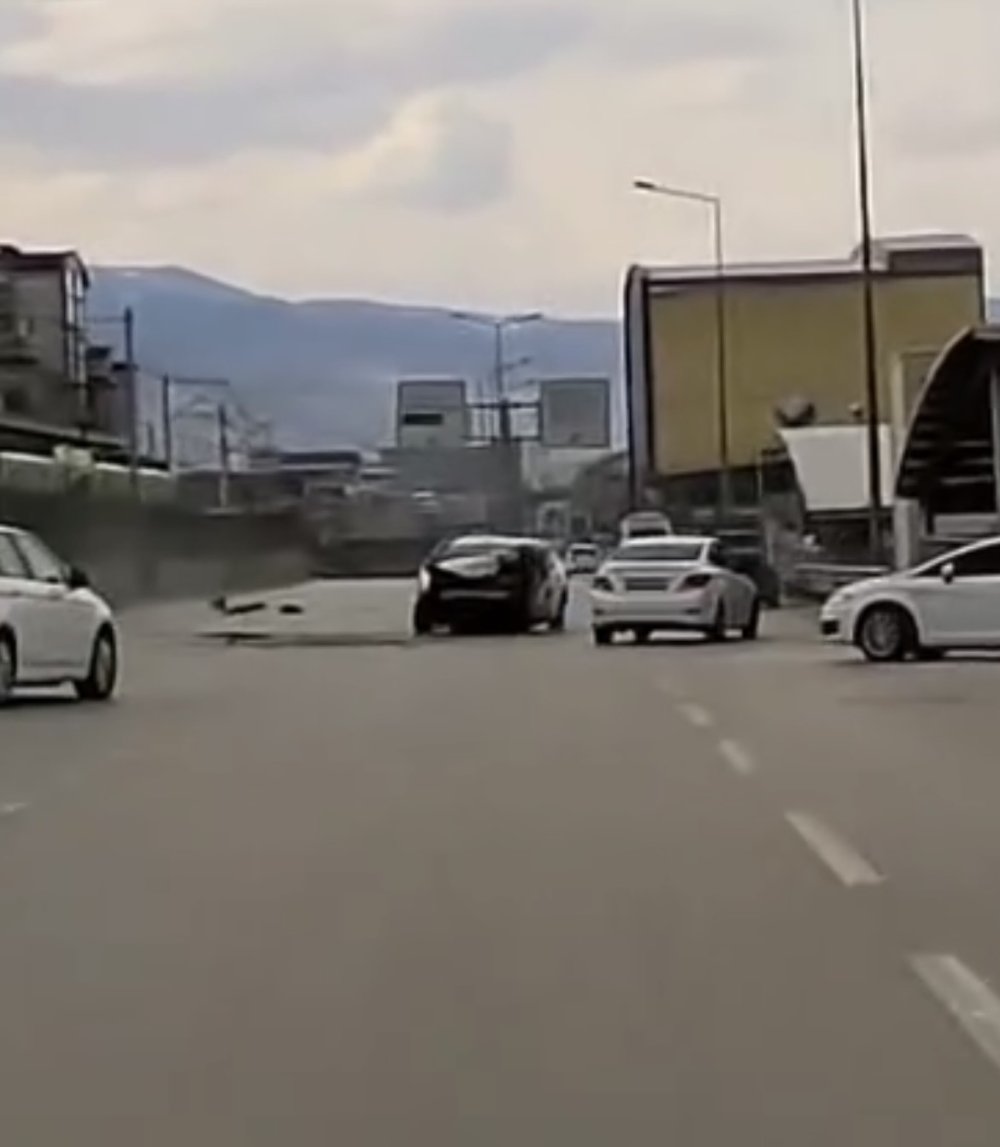Kontrolden Çıkan Araç Metro İstasyonunun Duvarına Çarptı!