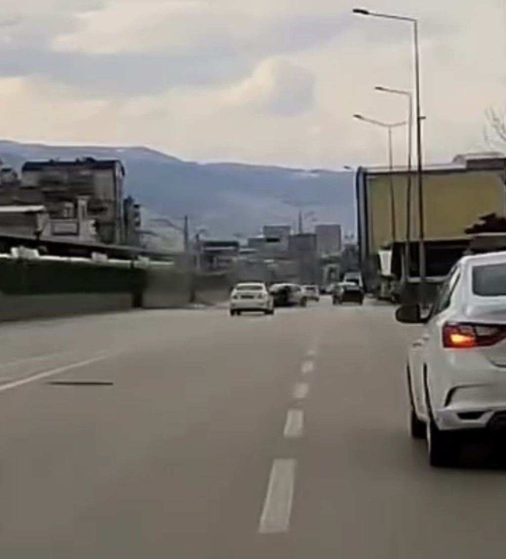 Kontrolden Çıkan Araç Metro İstasyonunun Duvarına Çarptı!