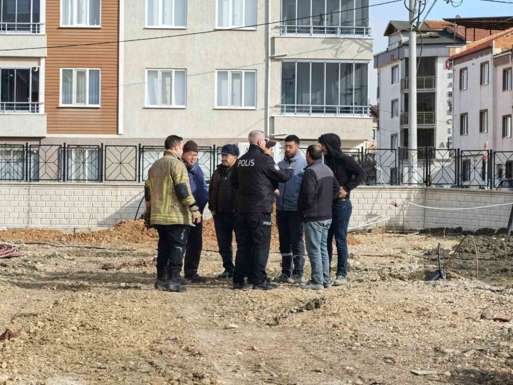 Paralarını Alamayan İşçiler Anaokulunun Çatısına Çıktı