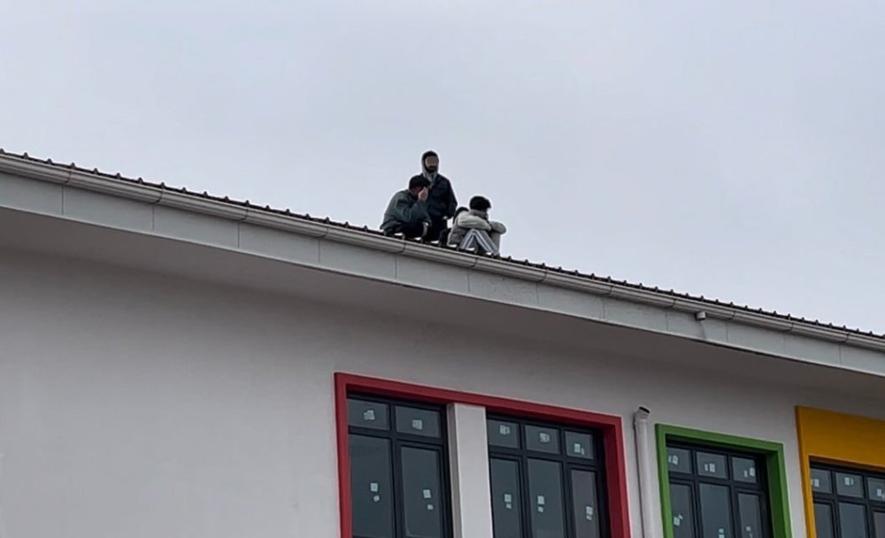 Paralarını Alamayan İşçiler Anaokulunun Çatısına Çıktı