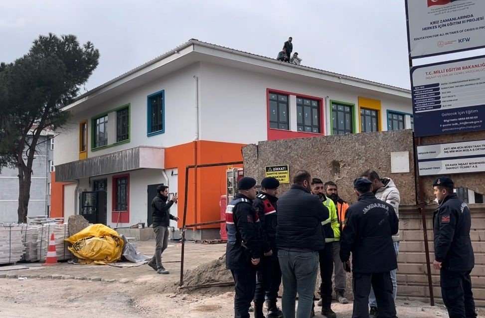 Paralarını Alamayan İşçiler Anaokulunun Çatısına Çıktı