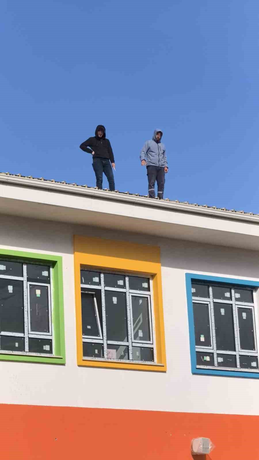 Paralarını Alamayan İşçiler Anaokulunun Çatısına Çıktı