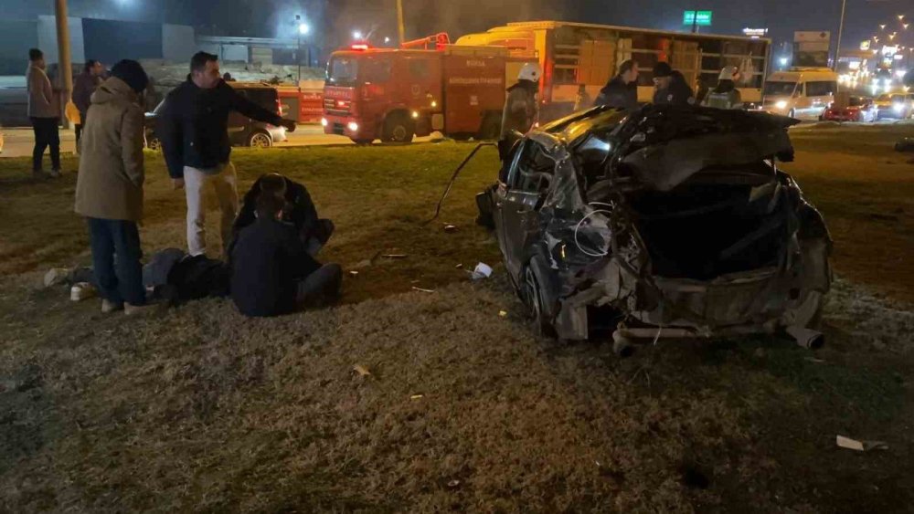 2 Otomobilin Çarpıştığı Kazada 2 Kişi Yaralandı