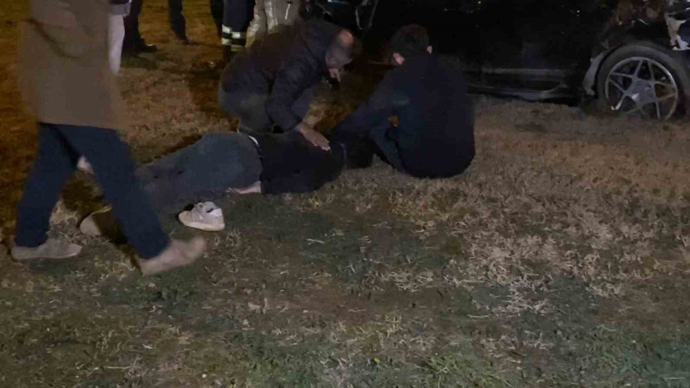 2 Otomobilin Çarpıştığı Kazada 2 Kişi Yaralandı