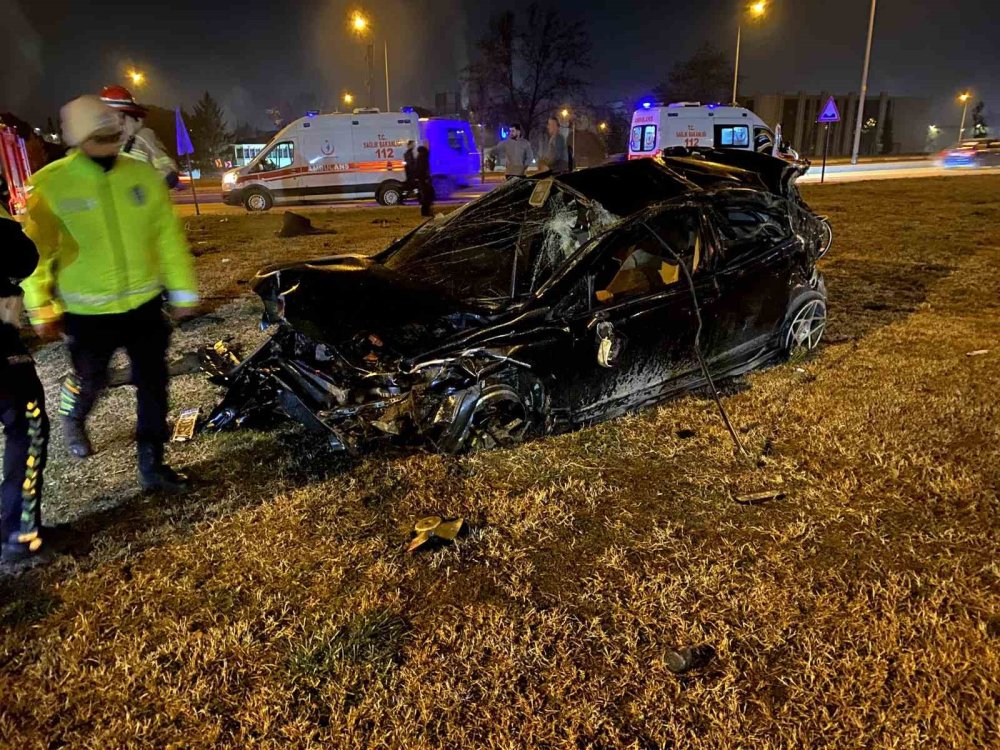 2 Otomobilin Çarpıştığı Kazada 2 Kişi Yaralandı