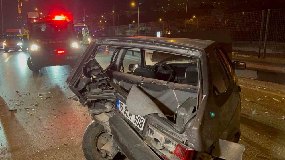 Aracının Direksiyon Hakimiyetini Kaybeden Sürücü Önündeki 3 Otomobile Çarparak Durabildi