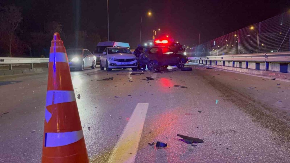 Aracının Direksiyon Hakimiyetini Kaybeden Sürücü Önündeki 3 Otomobile Çarparak Durabildi