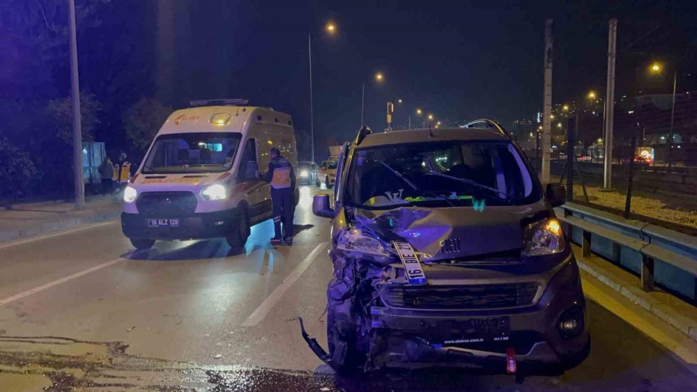 Aracının Direksiyon Hakimiyetini Kaybeden Sürücü Önündeki 3 Otomobile Çarparak Durabildi