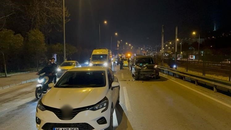 Aracının Direksiyon Hakimiyetini Kaybeden Sürücü Önündeki 3 Otomobile Çarparak Durabildi