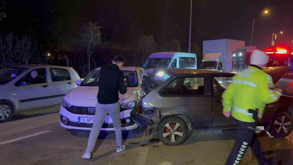 Aracının Direksiyon Hakimiyetini Kaybeden Sürücü Önündeki 3 Otomobile Çarparak Durabildi