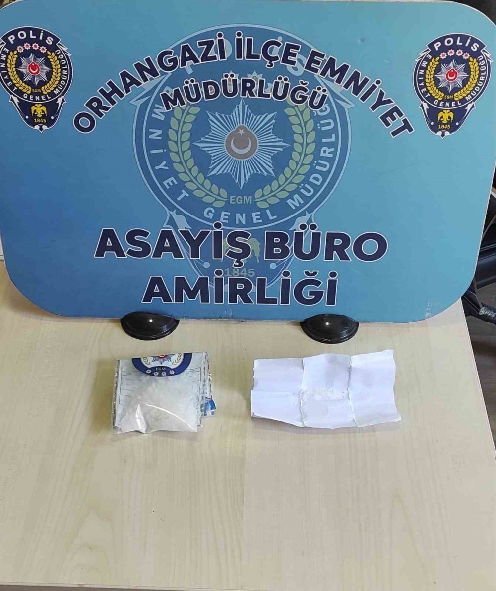 Polisten Kaçan Otomobilden Uyuşturucu Çıktı