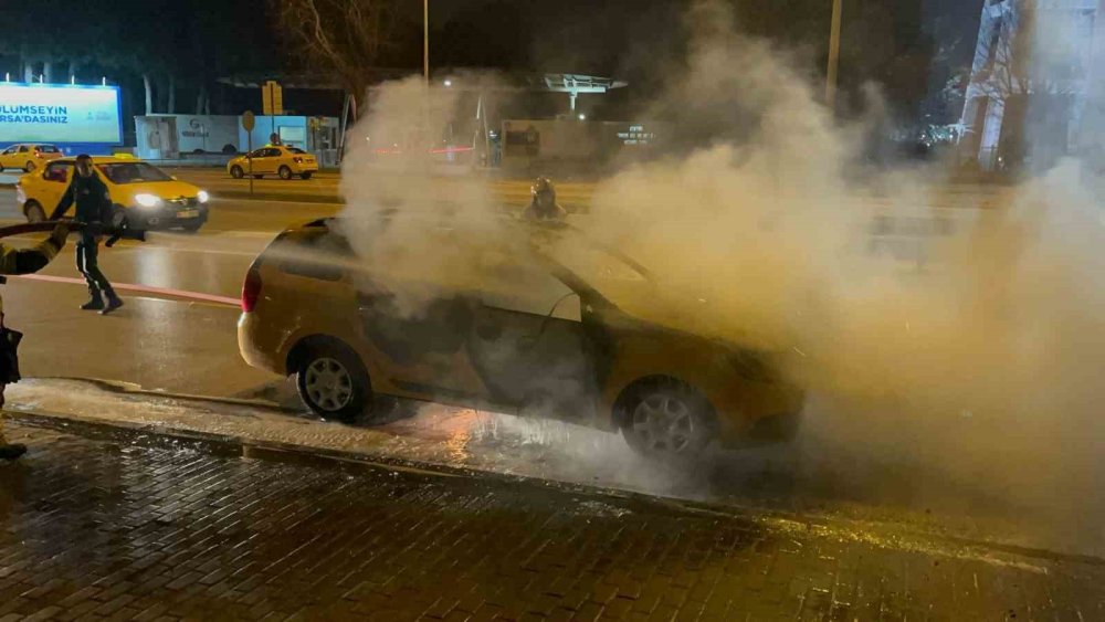Seyir Halinde Bir Anda Alev Alan Araç Kullanılamaz Hale Geldi