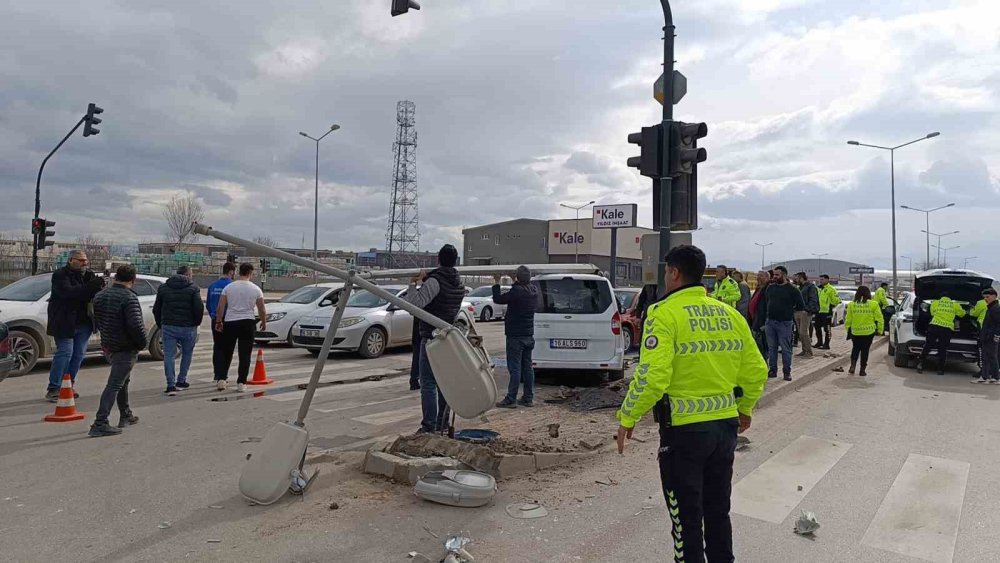 Kırmızı Işıkta Bekleyen Otomobile Çarptı