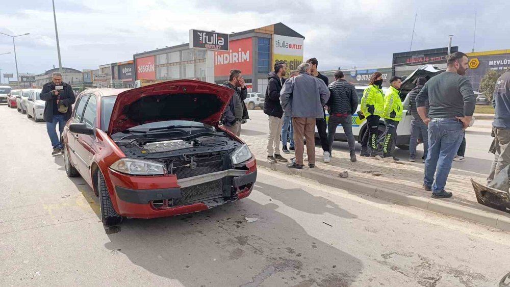 Kırmızı Işıkta Bekleyen Otomobile Çarptı