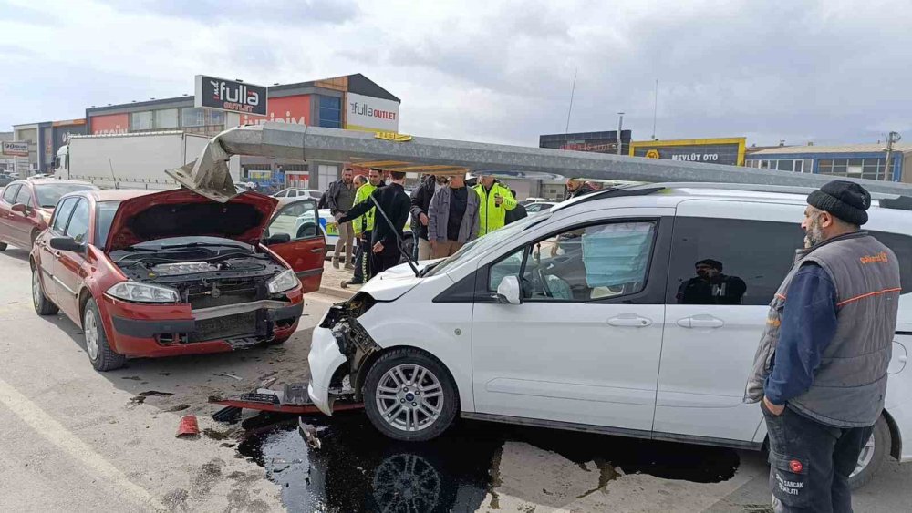 Kırmızı Işıkta Bekleyen Otomobile Çarptı
