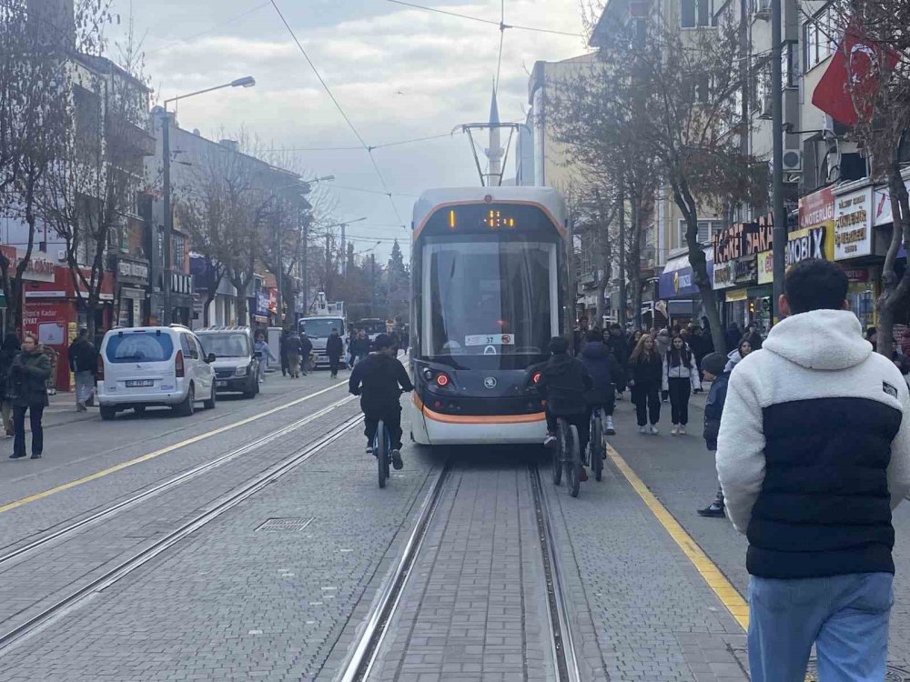 Tramvayın Arkasına Tutunarak Canlarını Tehlikeye Attı