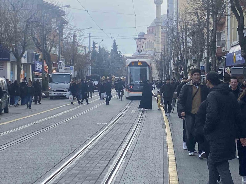 Tramvayın Arkasına Tutunarak Canlarını Tehlikeye Attı