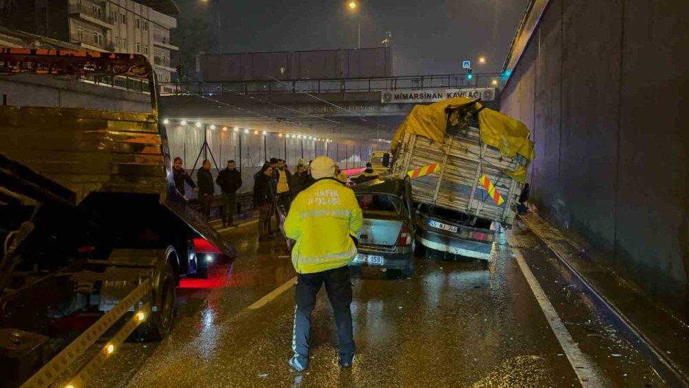 Alt Geçitte Zincirleme Kaza: 1 Ölü, 1’i Ağır 4 Yaralı