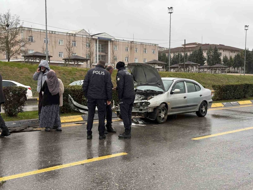 Kontrolden Çıkan Otomobil Refüje Çarptı, Motor Kısmı Yandı