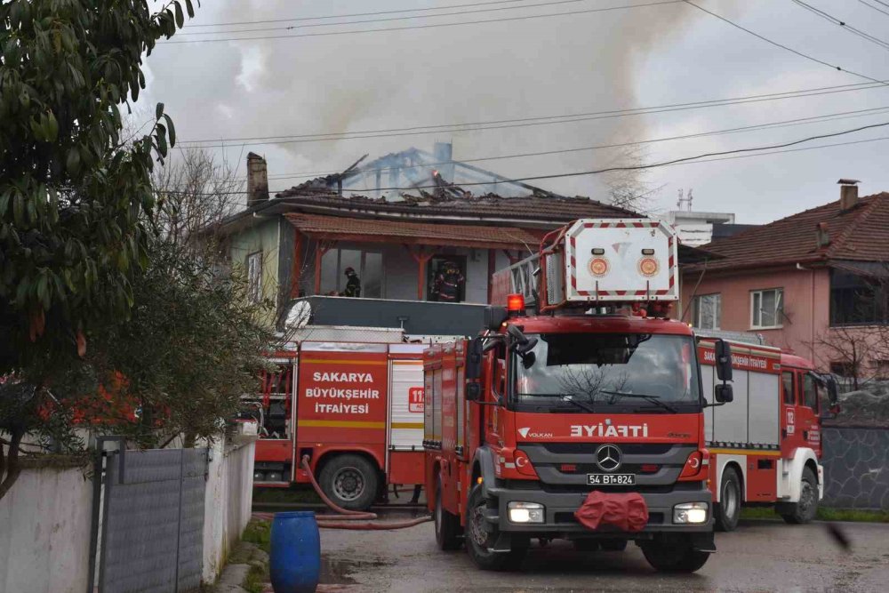 İki Katlı Evin İkinci Katı Alev Alev Yandı