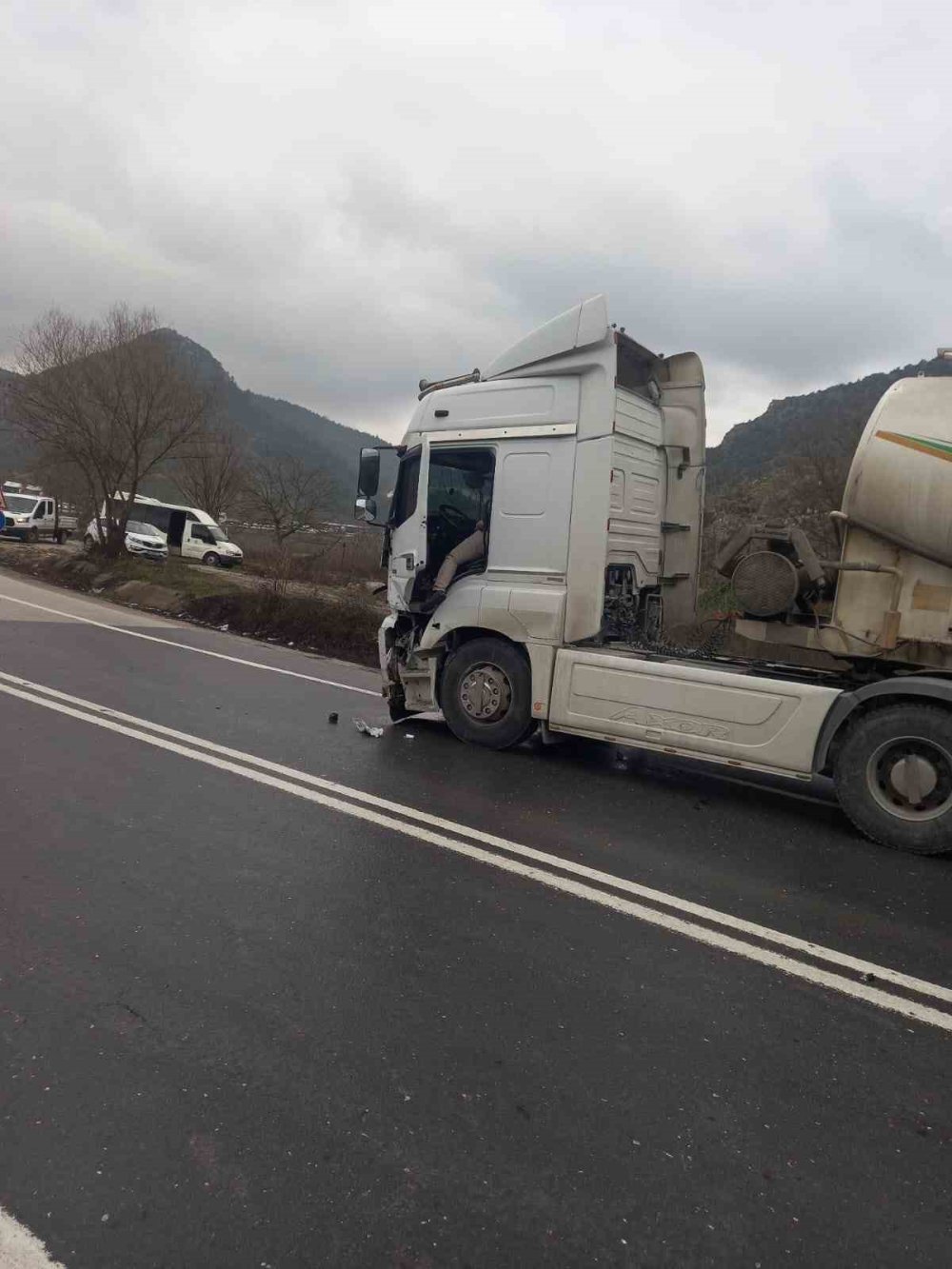 Tır ile panelvan çarpıştı