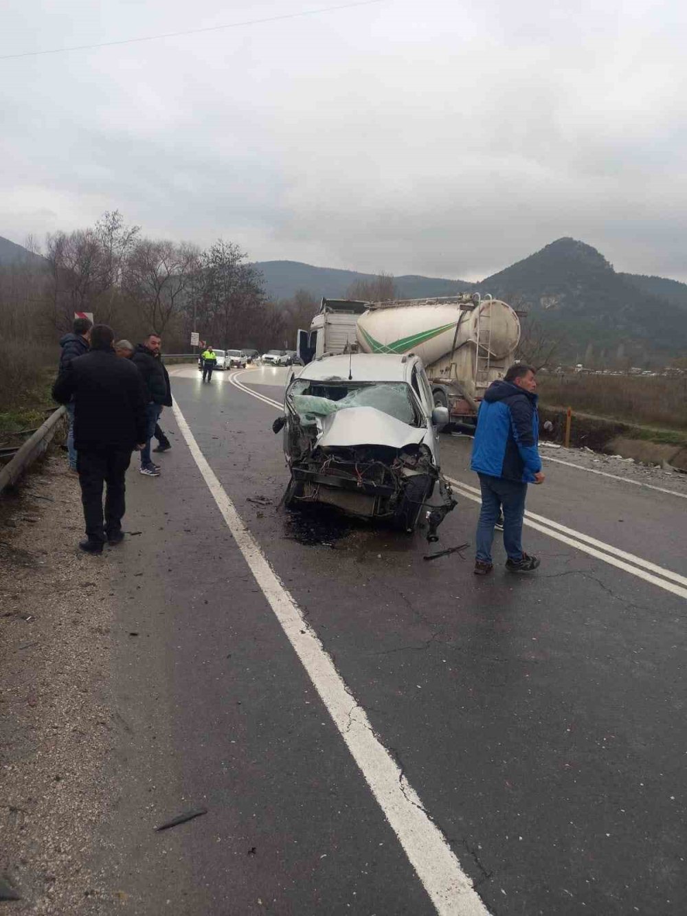 Tır ile panelvan çarpıştı