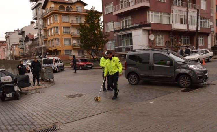 Motosiklet İle Hafif Ticari Araç Çarpıştı: 1 Yaralı
