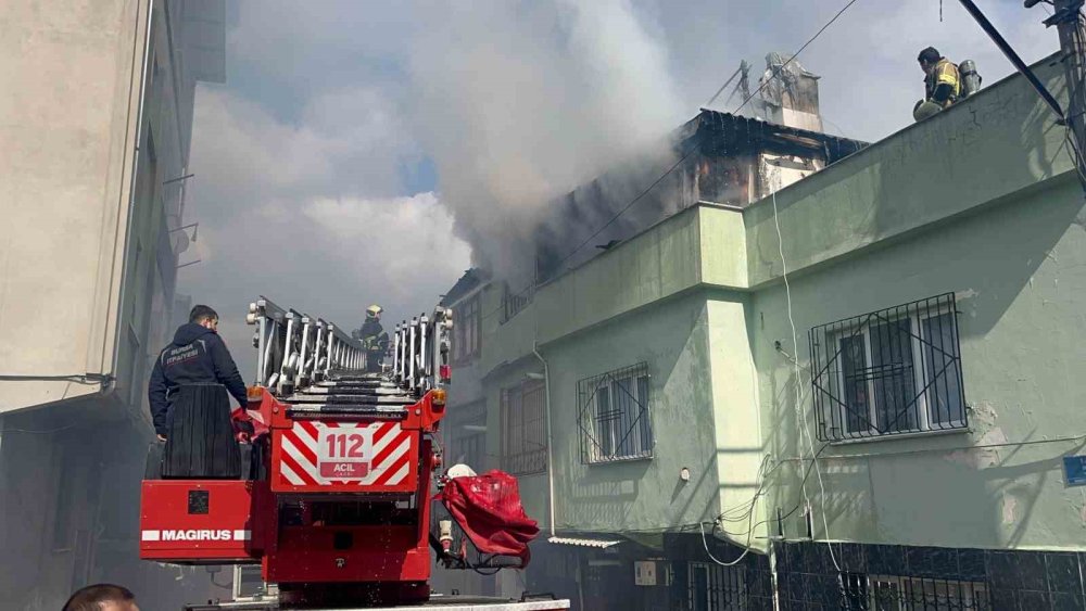 Binanın Çatı Katı Alevlere Teslim Oldu