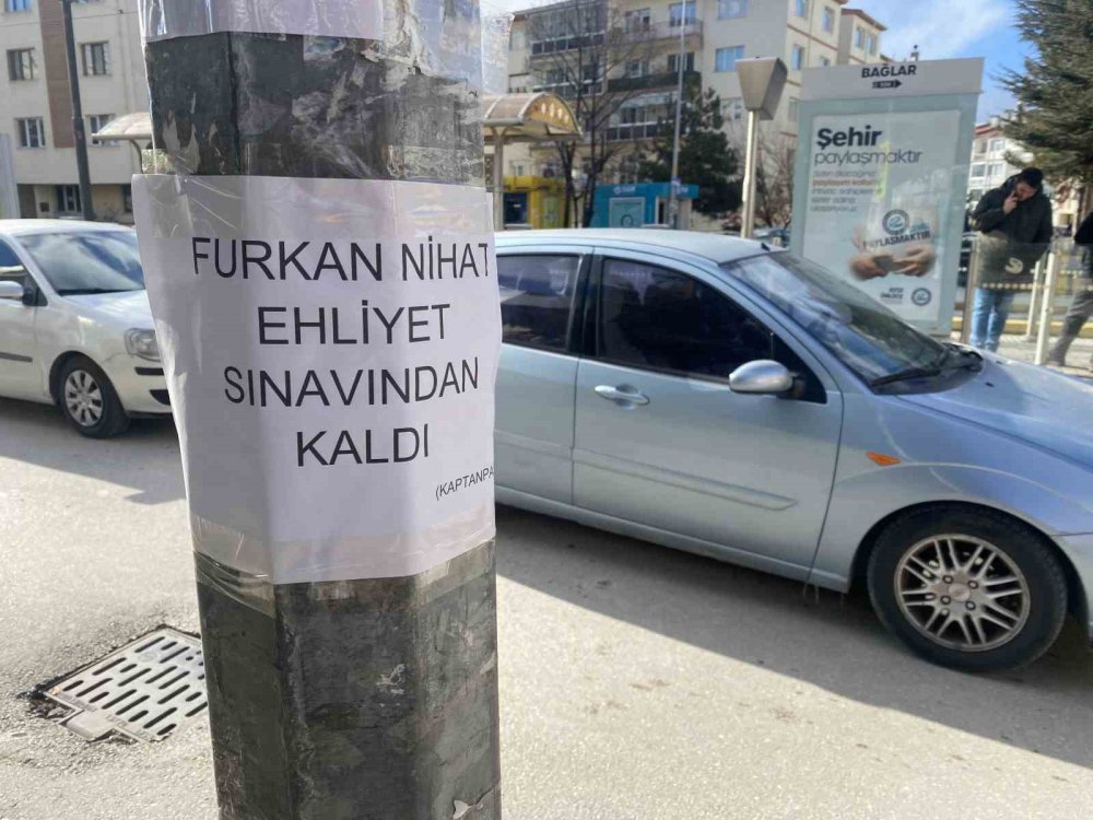 Direğin Üzerine Yapıştırılan İlginç Yazı Dikkat Çekti