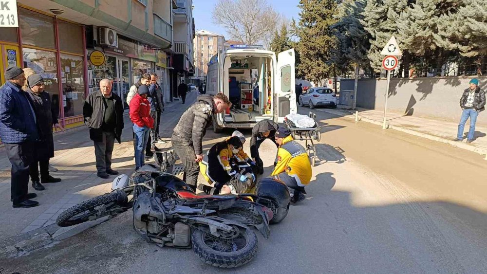 Kaza Sonrasında Acısını Unutup, Arkadaşını Teselli Etti