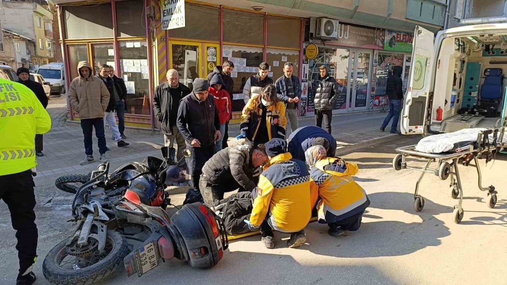 Kaza Sonrasında Acısını Unutup, Arkadaşını Teselli Etti