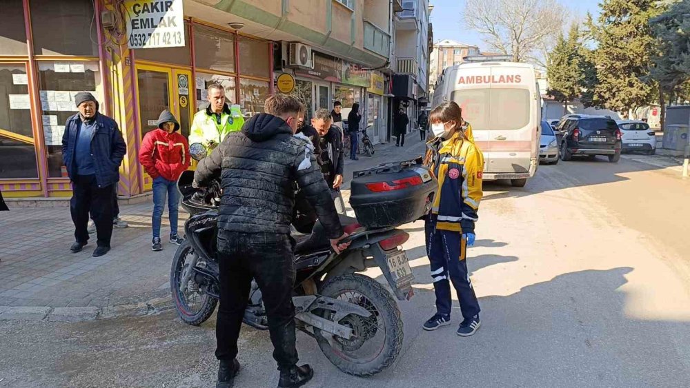 Kaza Sonrasında Acısını Unutup, Arkadaşını Teselli Etti